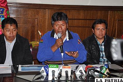 Gobernador de Oruro, Víctor Hugo Vásquez (centro)