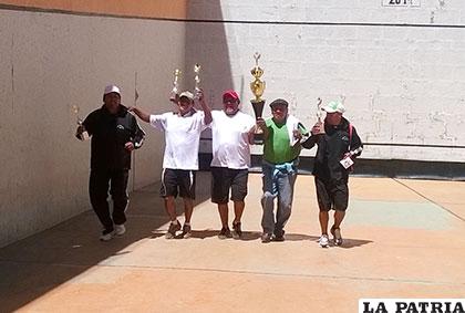 Vuelta olímpica de los jugadores de Multiservicios Ves