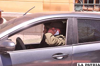 Policías también deben cumplir la norma y no hablar por celular, mientras conducen