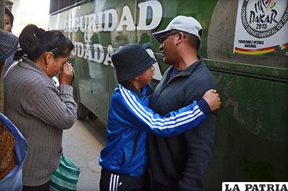 Un hijo trata de evitar que su padre se vaya de Oruro