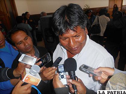 El gobernador Víctor Hugo Vásquez, ayer durante sus declaraciones
