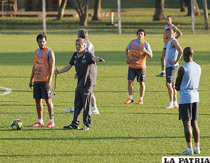 Tabárez dirigió esta semana los entrenamientos de su selección en Santa Cruz /APG