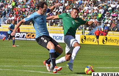 Diego Godín junto a Yasmani Duk en la disputa de la pelota /APG