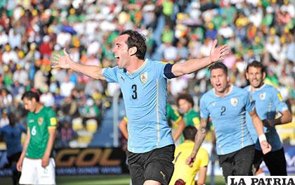 Diego Godín celebra el gol que anotó para la victoria uruguaya /APG
