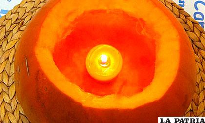 6.- Para que la calabaza gane un aspecto terrorífico, introducir una vela en su interior. Algunos prefieren encenderla antes de meterla en la calabaza y otros prefieren encenderla después.