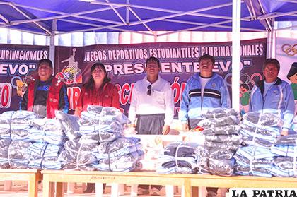 Durante el acto de entrega de trofeos y uniformes