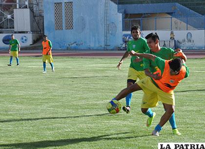 Prado y Alí en la disputa del balón