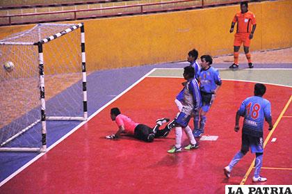 Cobbel fue contundente a la hora de anotar