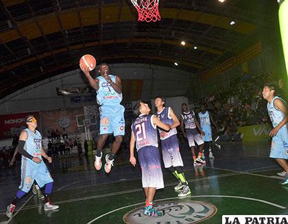 Iván Patterson, de CAN, en su afán de encestar