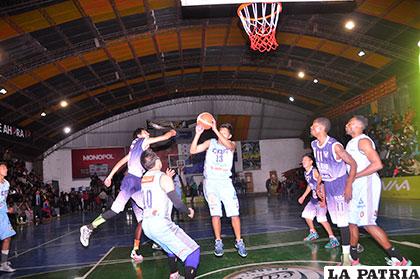 Sanjinés con el dominio del balón