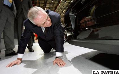 Ex presidente de Volkswagen inspecciona un auto tras el escándalo