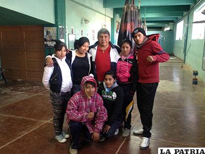 Gandarillas con los deportistas que realizan su preparación