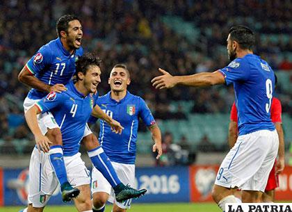 El festejo de los italianos por el triunfo ante Azerbaiyán (3-1)