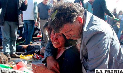 Una pareja herida llora en medio de decenas de cuerpos tras atentado /ELNUEVODIARIO.COM.NI