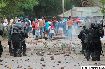 Policías y manifestantes en el enfrentamiento que se registró en la mina El Limón