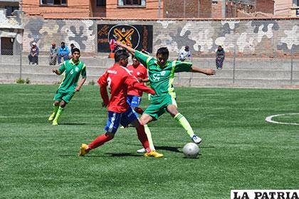 La acción de juego donde Totora venció a Corque FC 4-2