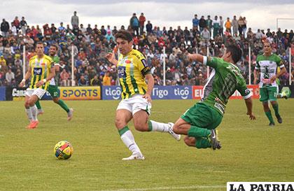 Ronald Raldes con el dominio de la pelota
