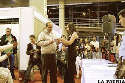 El matutino LA PATRIA, a través de su gerente recibió el premio de la feria