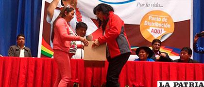 Acto de entrega del subsidio universal en Oruro