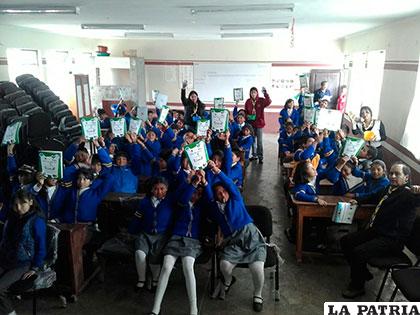 Niños promueven el uso de bolsas ecológicas para no botar basura en la calle