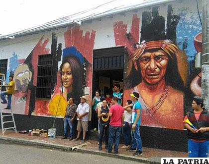 Wilson Zambrana durante el proceso de su mural en Colombia