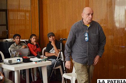 Roberto Valcárcel durante su taller en Oruro