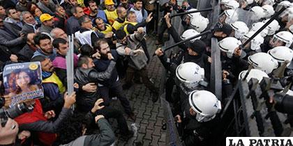 Manifestantes y familiares de las víctimas del atentado se enfrentaron a la policía en Estambul /elpais.cr