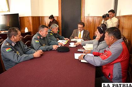 Autoridades militares en reunión con el alcalde