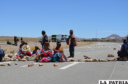 La doble vía Oruro - La Paz fue bloqueada durante parte del día de ayer