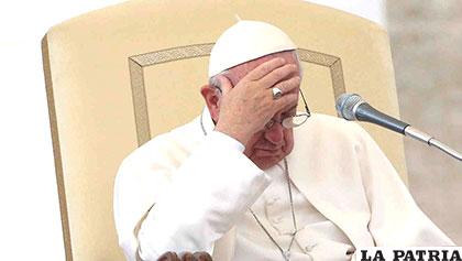 El Papa pensativo durante audiencia en el Vaticano