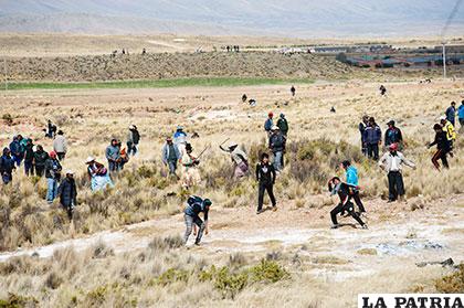 Comunarios se defienden lanzando piedras