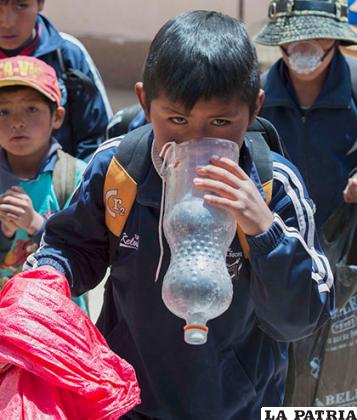 Niños tratan de escapar cubriéndose el rostro con lo que podían