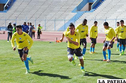 Juárez y Ojeda en el trabajo físico del equipo orureño