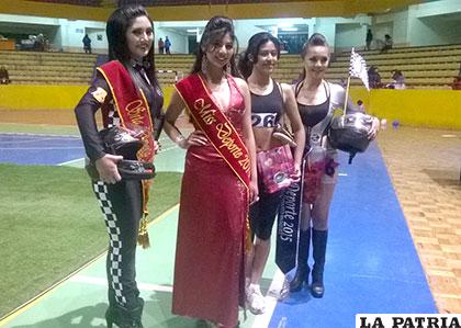 Las tres finalistas junto a la ex Señorita Deporte