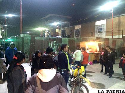 La fiesta se extendió hasta las 5 a.m. en la calle cercada con calaminas