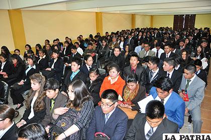 Asistentes a la actividad realizada en el colegio Aniceto Arce