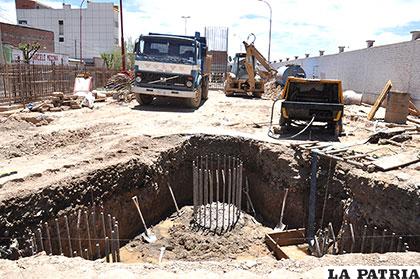 Trabajos de perforación para pilotes del paso a desnivel
