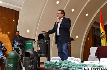 Bazán explicando el uso correcto de papeleros comprados por la Alcaldía