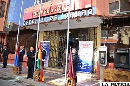 La iza de las banderas fue el inicio del homenaje a los 123 años de la UTO