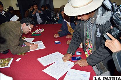 Autoridades firman el acta de entendimiento que puso fin a dos días de bloqueos