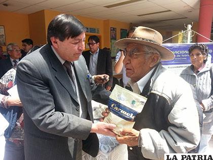 Gerente de la CNS regional de Oruro entrega complemento alimentario Carmelo