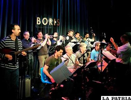 El compositor uruguayo Daniel Camelo dirige la banda Boris Big Band /revistadinamo.com