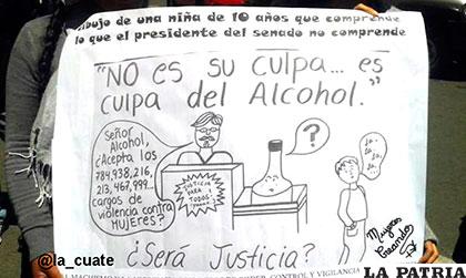La pancarta que muestra la caricatura de un juez acusando a una botella de alcohol /erbol.com.bo