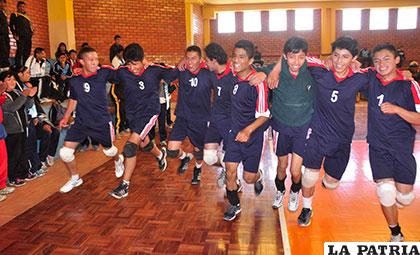 Vuelta olímpica de los integrantes de Jesús María, campeones en voleibol