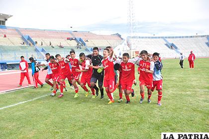 Los integrantes del equipo del colegio Arce en la tradicional vuelta olímpica