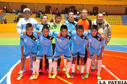 Los integrantes del equipo del colegio Bolívar