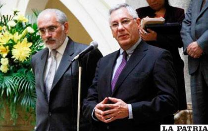 El vocero para la demanda marítima, Carlos Mesa y el agente Rodríguez Veltzé /wkmradio.com