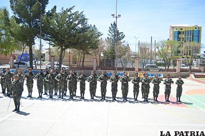 Un grupo de soldados en la Segunda División de Ejército