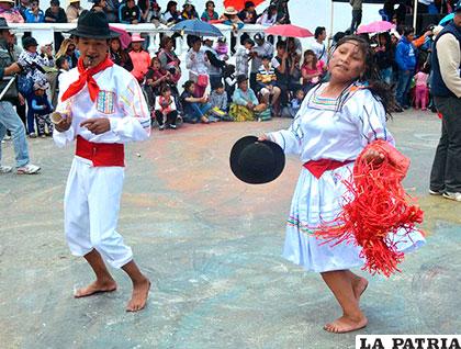 Descalzos en la saya del colegio Ayacucho