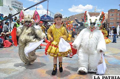 Los más entusiastas danzarines de la diablada 